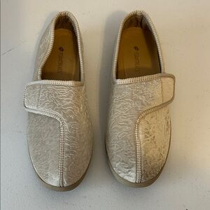 Foamtreads Women's Textured Cream Slippers